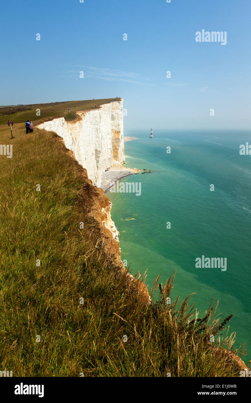Touristen am Rande der Klippe, Beachy Head auf der Channel Küste, East Sussex, UK Stockfoto
