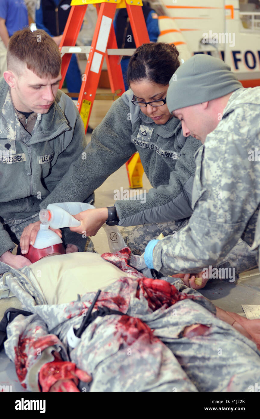 Von links: US Army Spc. Tom Christensen, Pfc. Penelope Castello und Sgt. Philip Stalewski, alle Ablösung 1, Delt zugewiesen Stockfoto