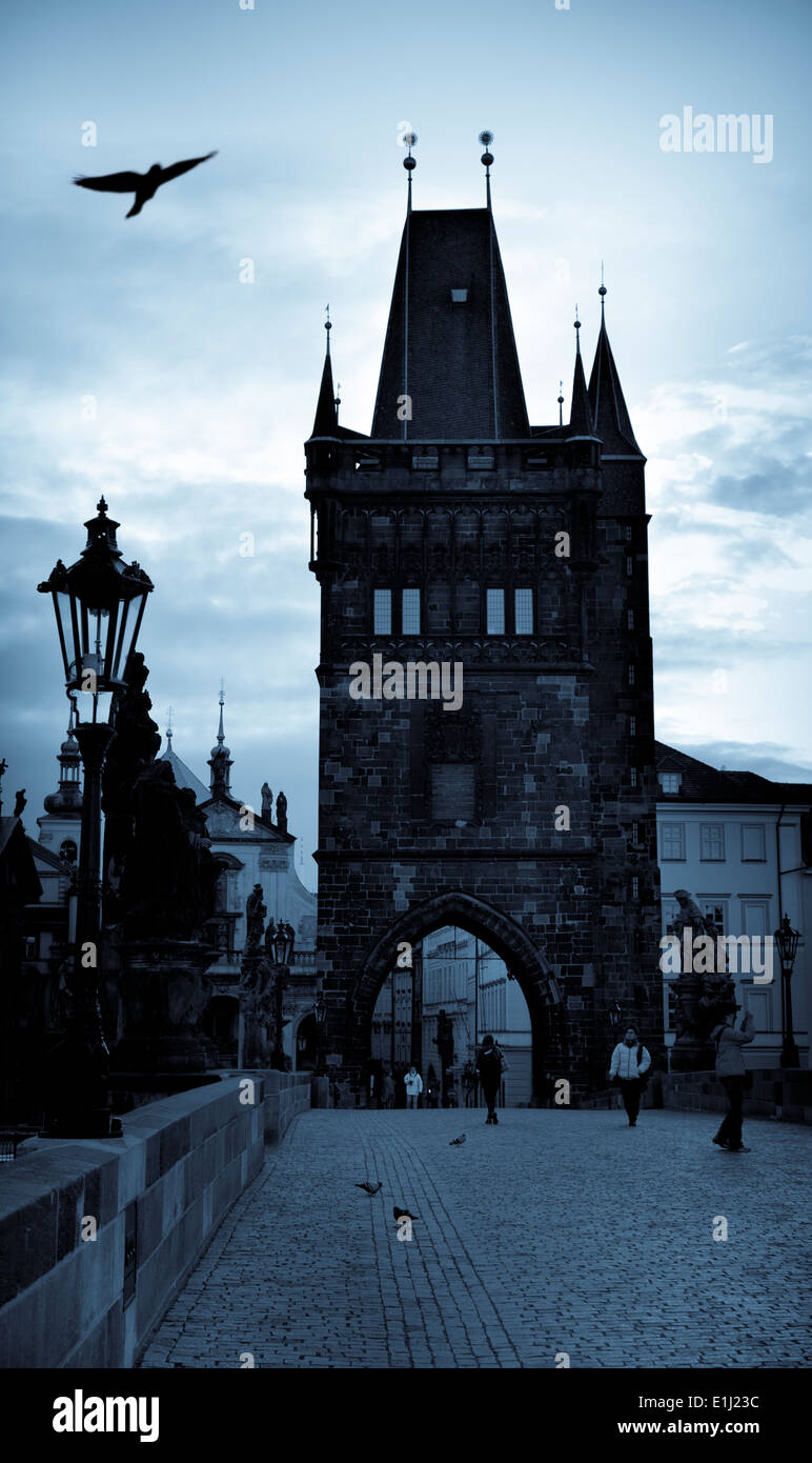 Tschechien, Prag, Blick zum Tor an der Karlsbrücke Stockfoto