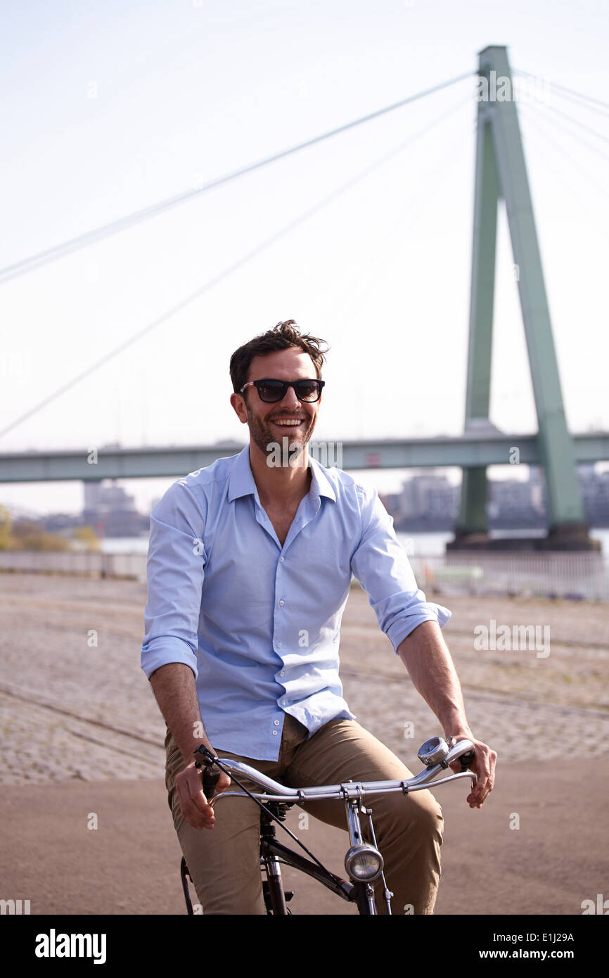 Mann Reiten Fahrrad am Ufer Stockfoto
