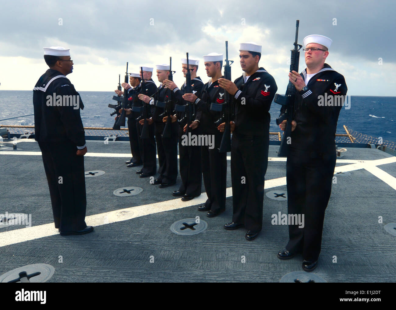 US-Segler bereiten Sie während einer Seebestattung an Bord der amphibischen Dock Landungsschiff USS Carter Hall (LS 21 Salutschüsse abfeuern Stockfoto