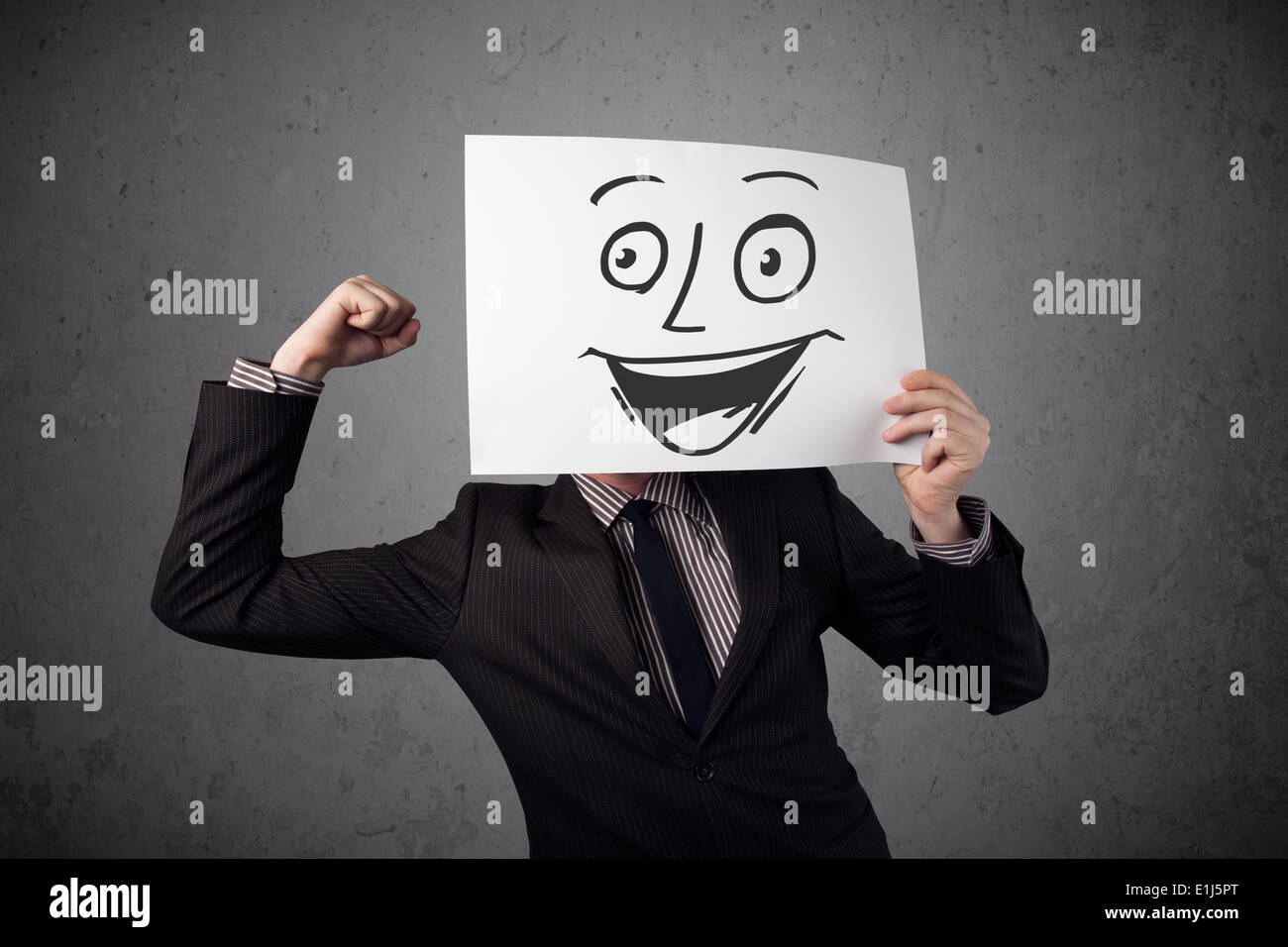 Geschäftsmann vor seinem Kopf einen Karton mit Smiley-Gesicht festhalten Stockfoto