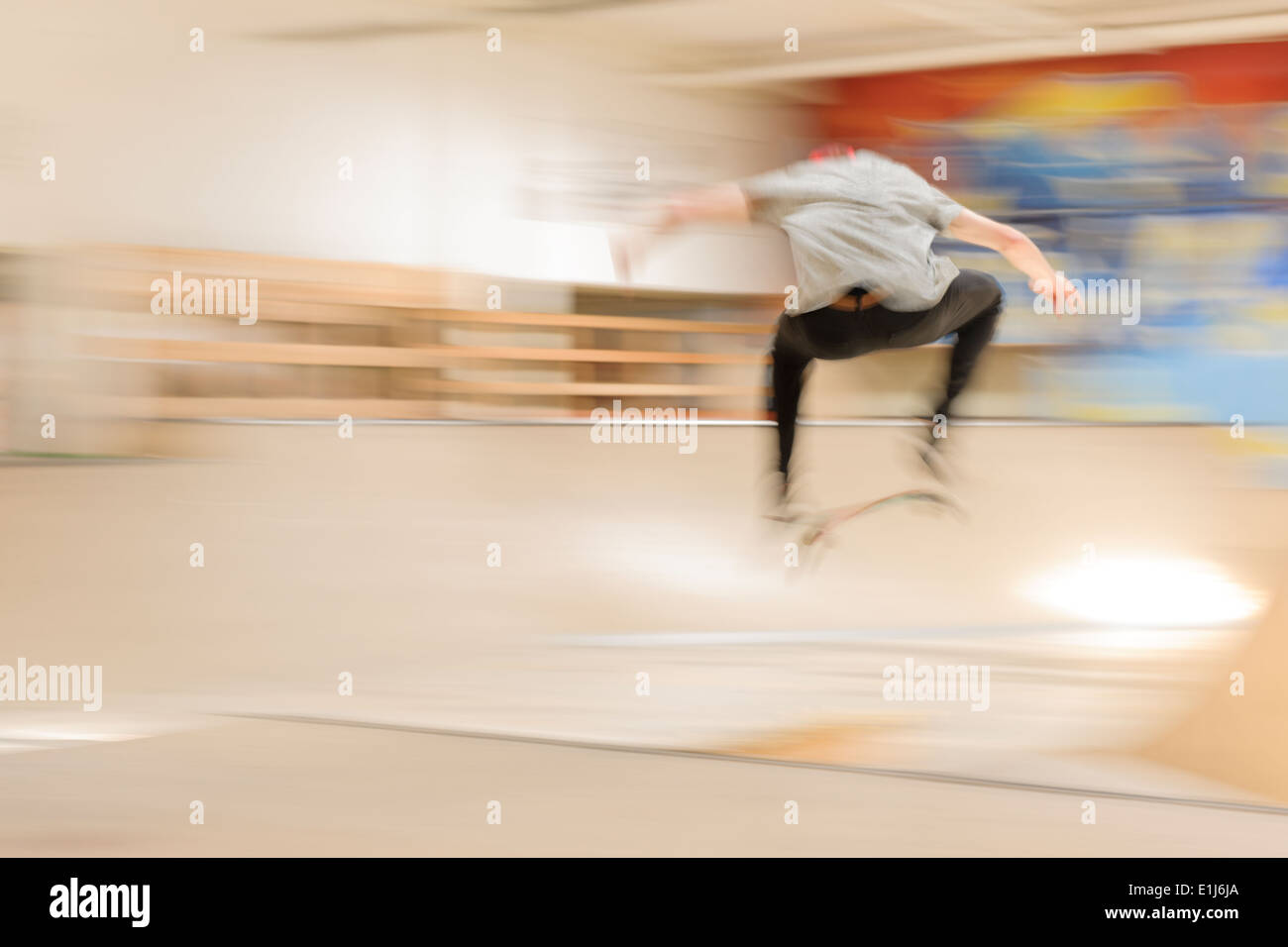 Skate-Boarder machen Kickflip auf Skateboard-Boden Stockfoto