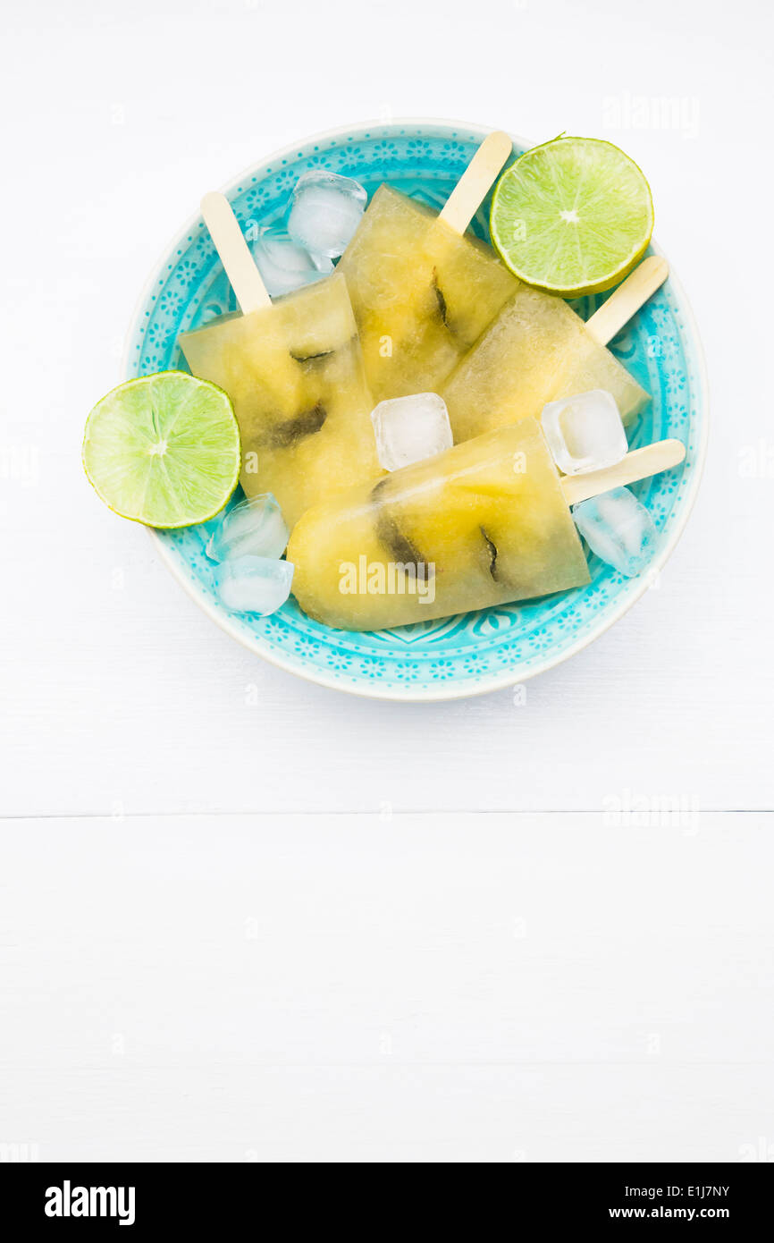 Schüssel mit Caipirinha Eis am Stiehl, Eiswürfel und Scheiben von Kalk Stockfoto