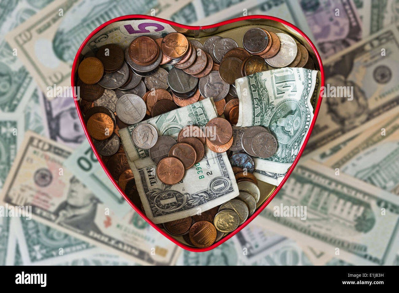 Herzförmige Dose mit Geld Stockfoto