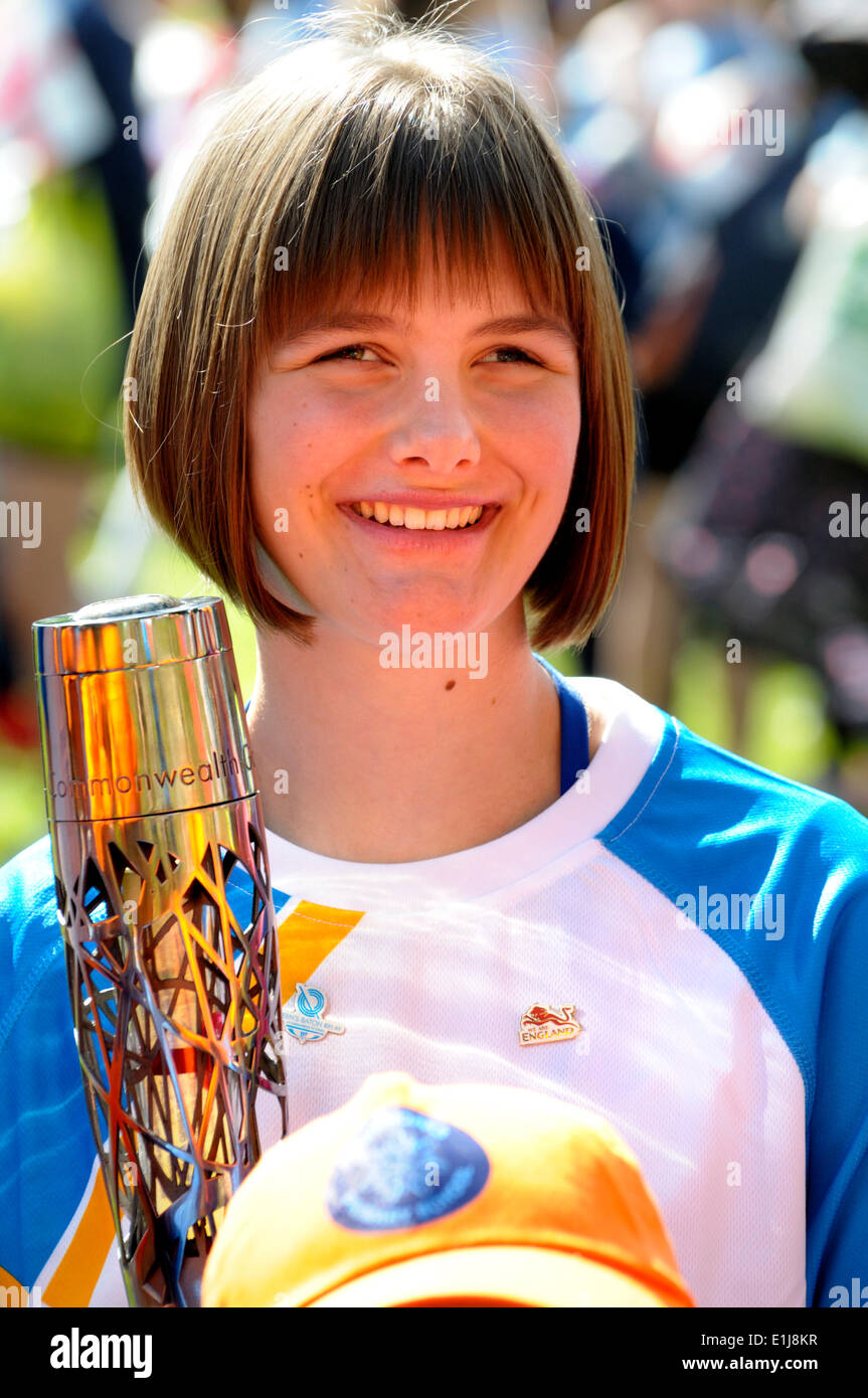 Tonbridge, Kent, UK. 5. Juni 2014. Der Königin Baton Relay erreicht Tonbridge, auf dem Weg zu den Commonwealth Games in Glasgow. 15 jährige Millie Knight, Paralympischen Skifahrer und Fahnenträger für Großbritannien beim Winter Paralympics 2014 Sotschi hält den Stab Stockfoto