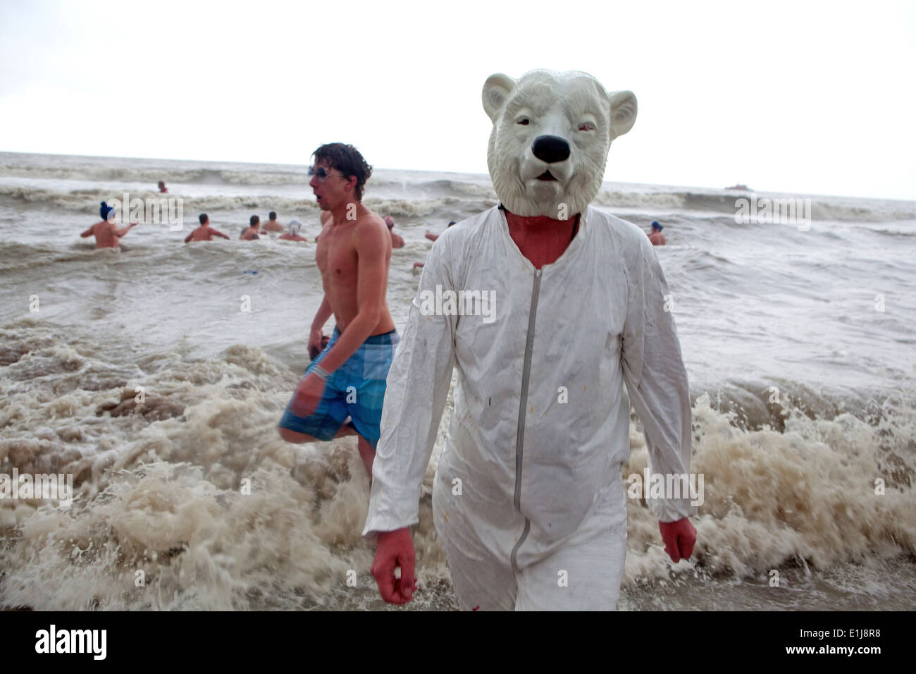 Porträt der Teilnehmer in Polar bear Maske bei Polar Bear Club neue Jahre Tag Stürzen, Ostende, Belgien Stockfoto