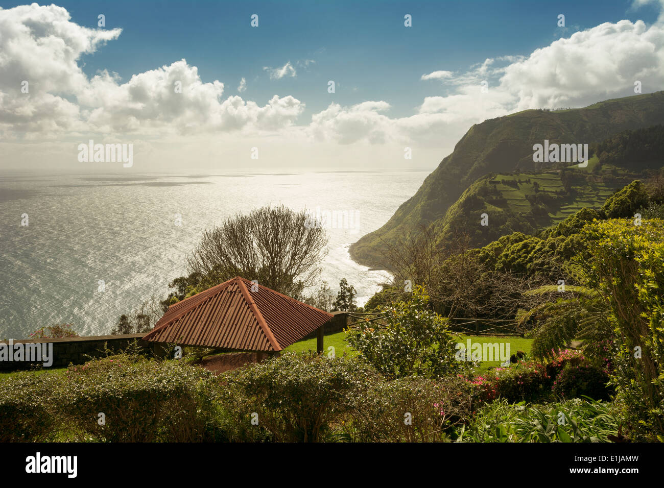 Portugal, Azoren, Sao Miguel, Grillplatz an der Küste in Nordeste Stockfoto