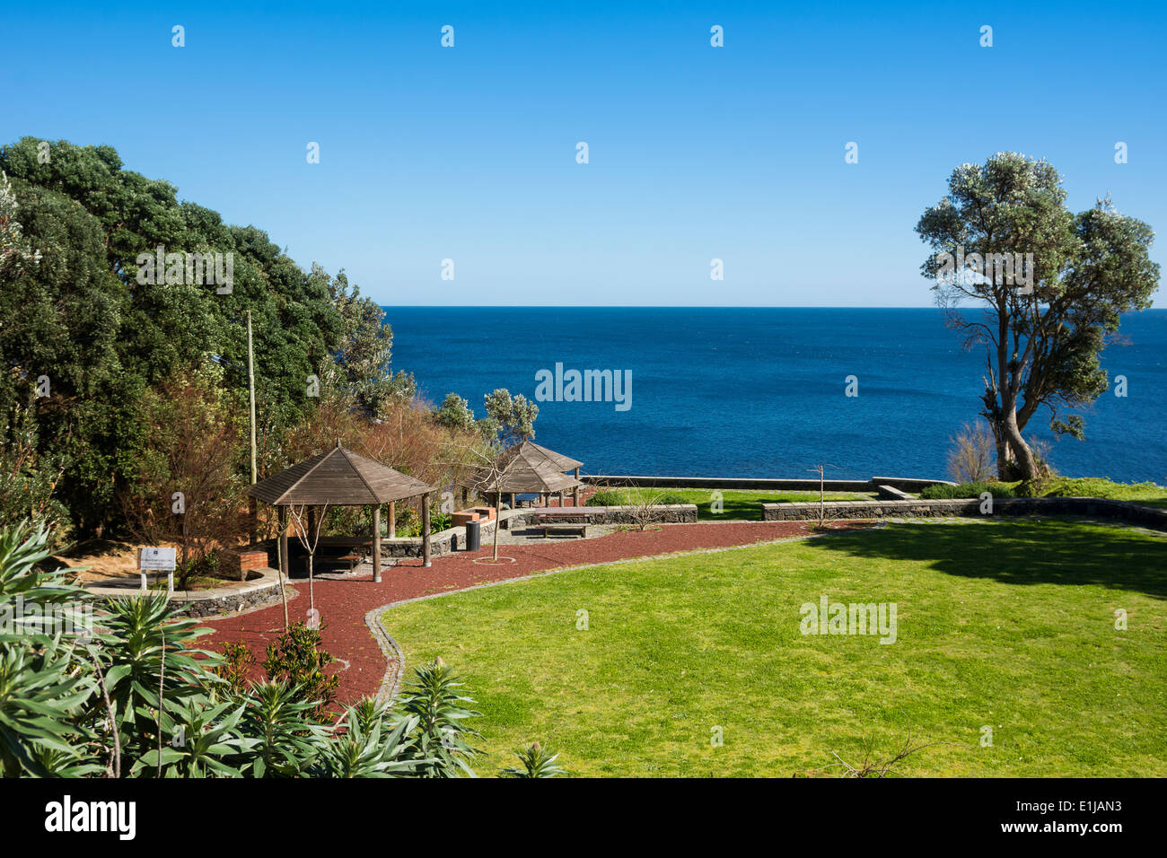 Portugal, Azoren, Sao Miguel, Grillplatz an der Küste in Nordeste Stockfoto