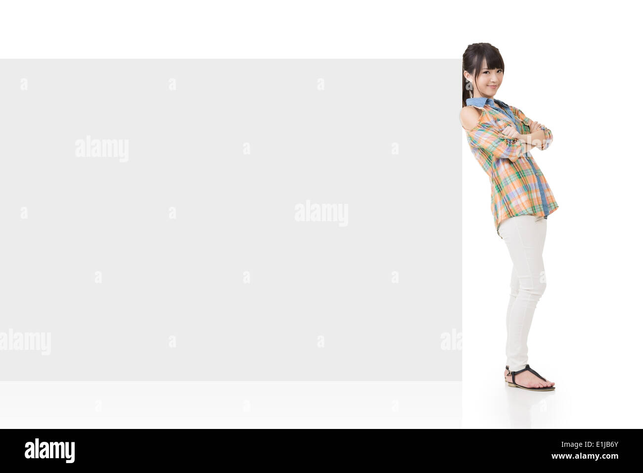 Attraktive asiatische Frau schlank auf leere Brett Stockfoto