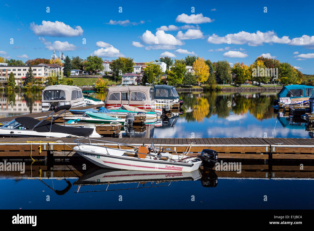 Die Marina auf dem ruhigen Wasser des Flusses Saint Maurice in Shawinigan, Quebec, Kanada. Stockfoto