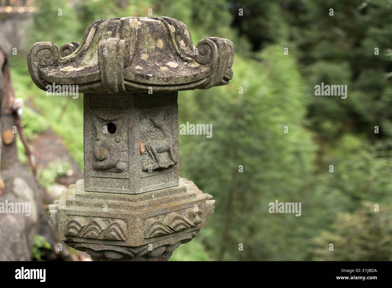 Traditionelle asiatische Steinlaterne Stockfoto