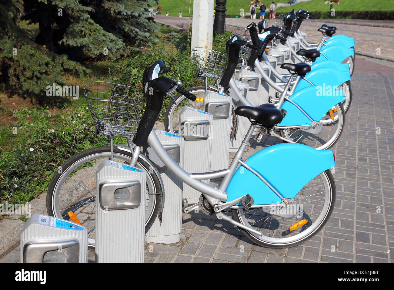 Fahrräder in Reihe auf dem Parkplatz für Mietwagen Stockfoto