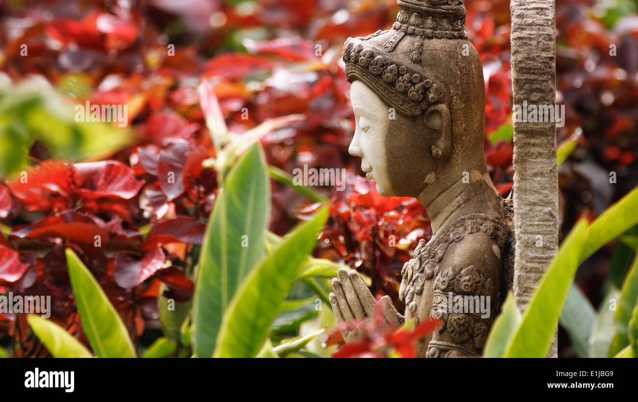 Asien, Thailand, Bangkok, Buddha-Gestalt im Garten Stockfoto