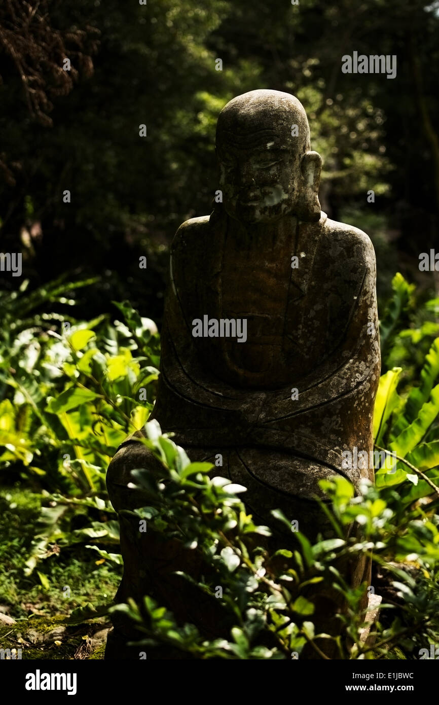 Zerstörte Statue Ksitigarbha Bodhisattva Stockfoto