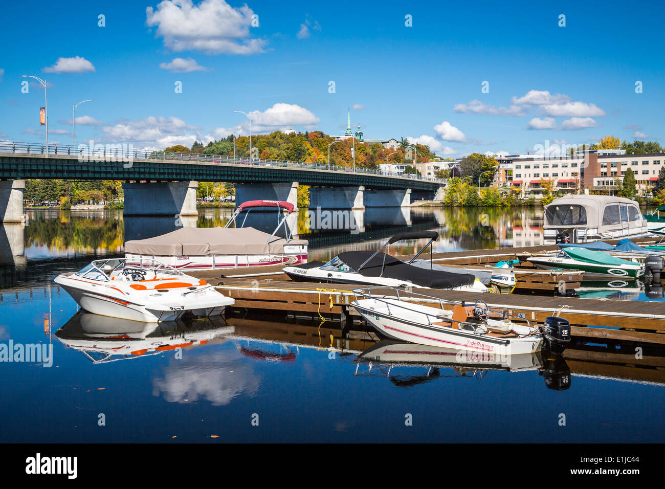 Die Marina auf dem ruhigen Wasser des Flusses Saint Maurice in Shawinigan, Quebec, Kanada. Stockfoto