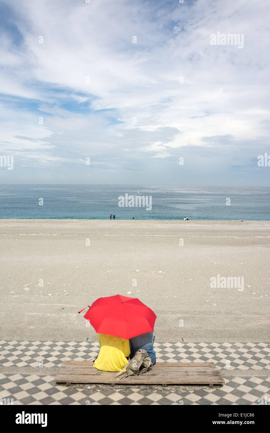 Paar am Strand unter Dach Stockfoto