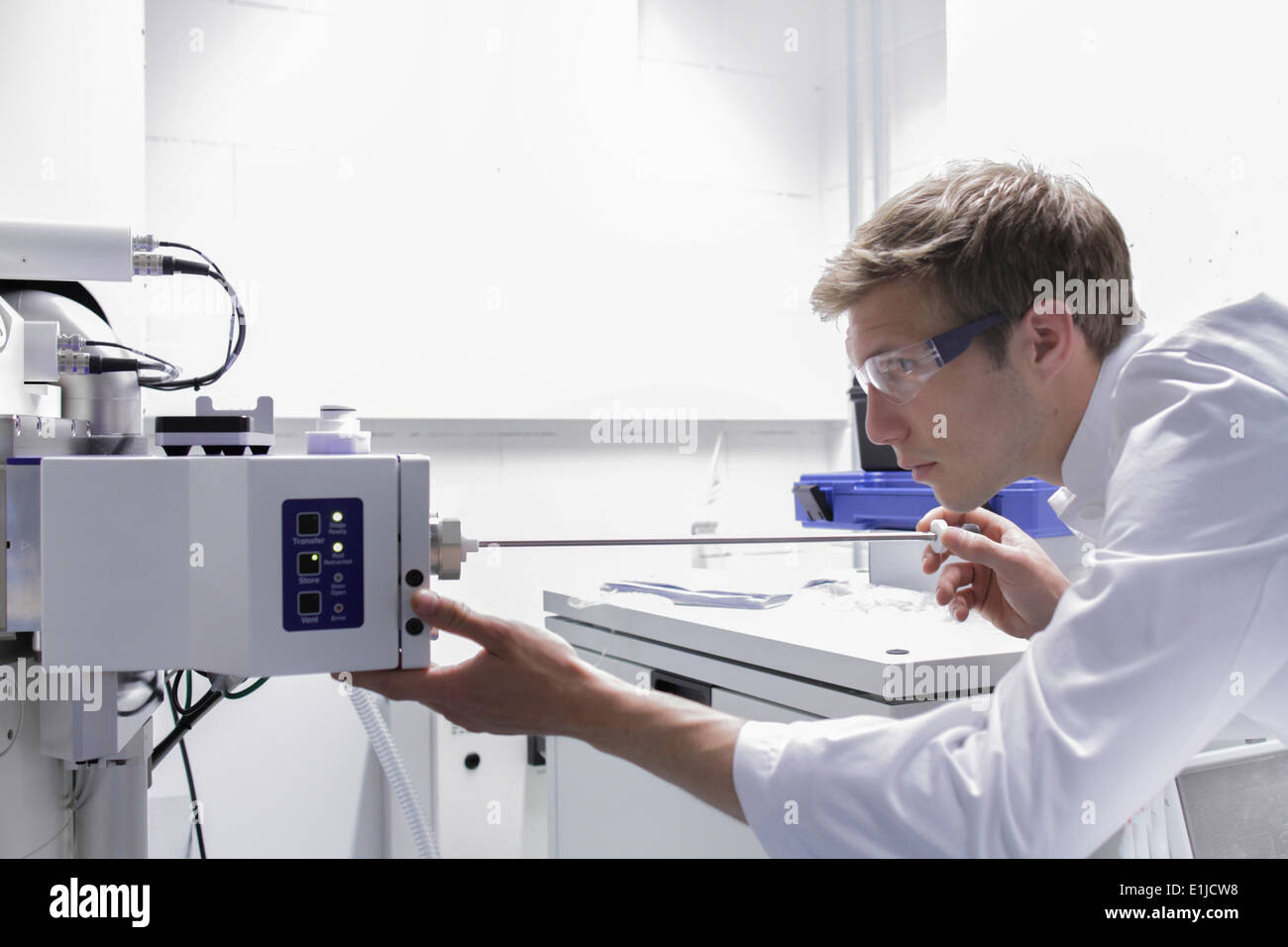 Porträt des Wissenschaftlers im analytischen Labor Stockfoto