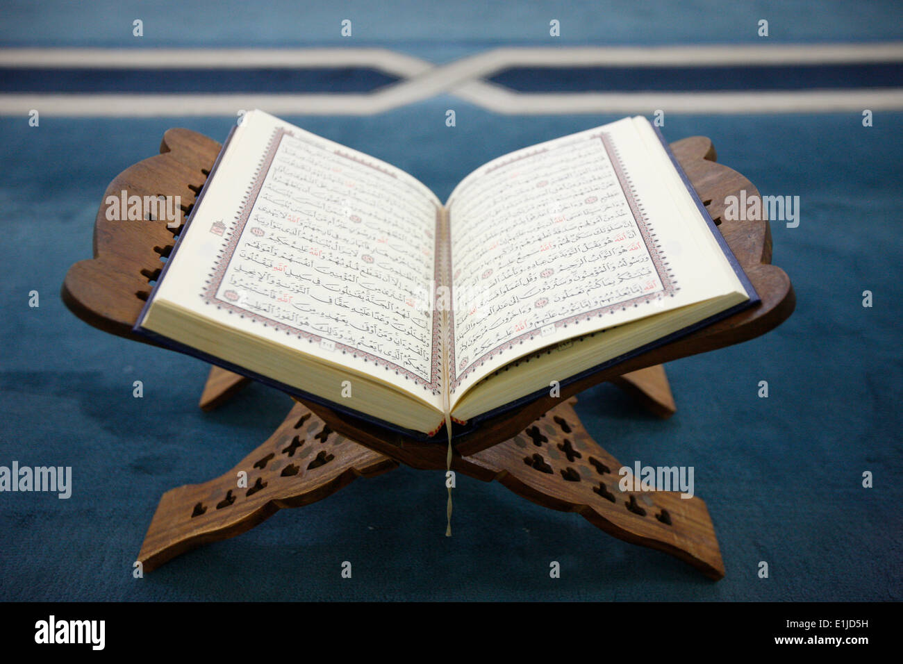 Koran auf Ständer Stockfoto