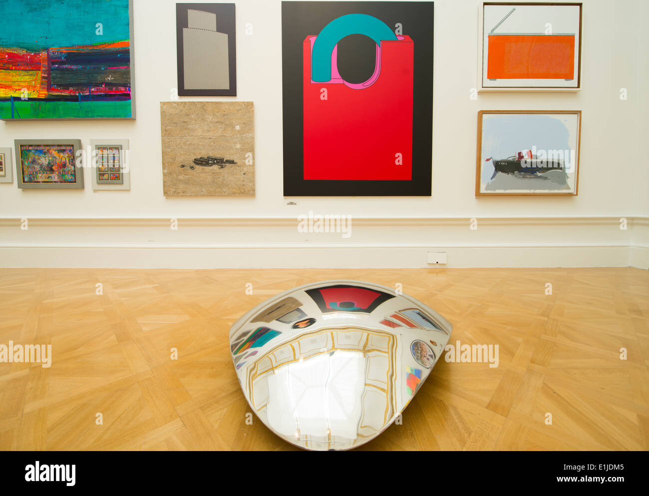 Nikessen, Edelstahl von Bryan Kneale RA an der Royal Academy Summer Exhibition in London Stockfoto