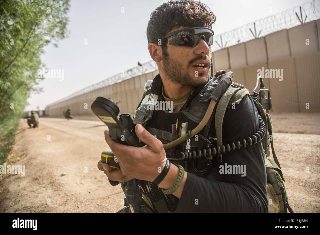 Ein Medic Afghan National Army Special Forces (ANASF) kommuniziert die Patrouille? s Standort zur Abholung während medizinische Evakuierung tr Stockfoto