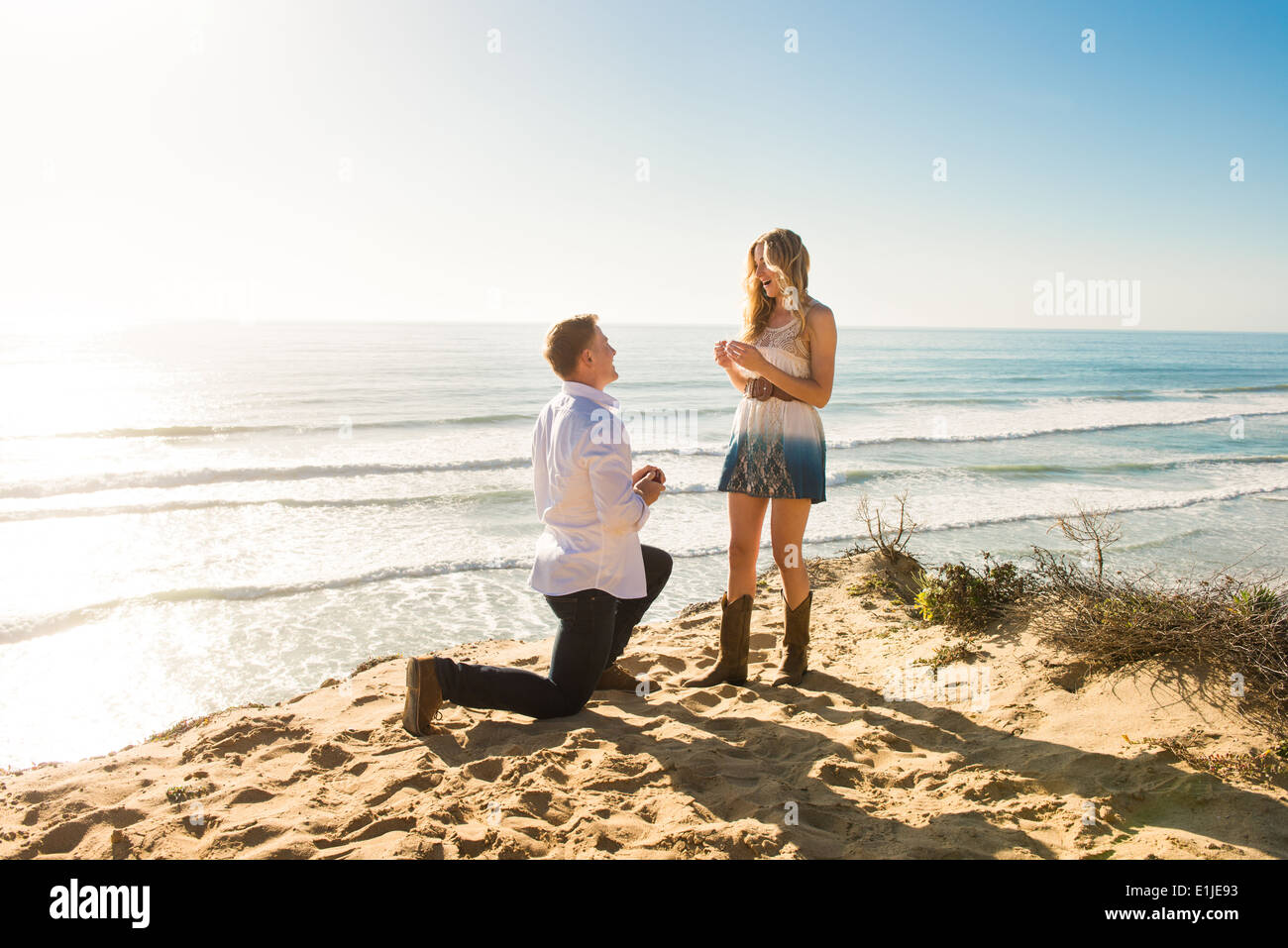 Junger Mann schlägt vor, Freundin am Strand, Torrey Pines, San Diego, Kalifornien, USA Stockfoto