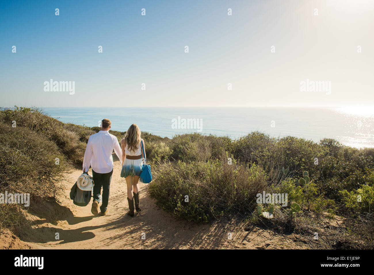 Romantische Pärchen spazieren am Küstenweg, Torrey Pines, San Diego, Kalifornien, USA Stockfoto