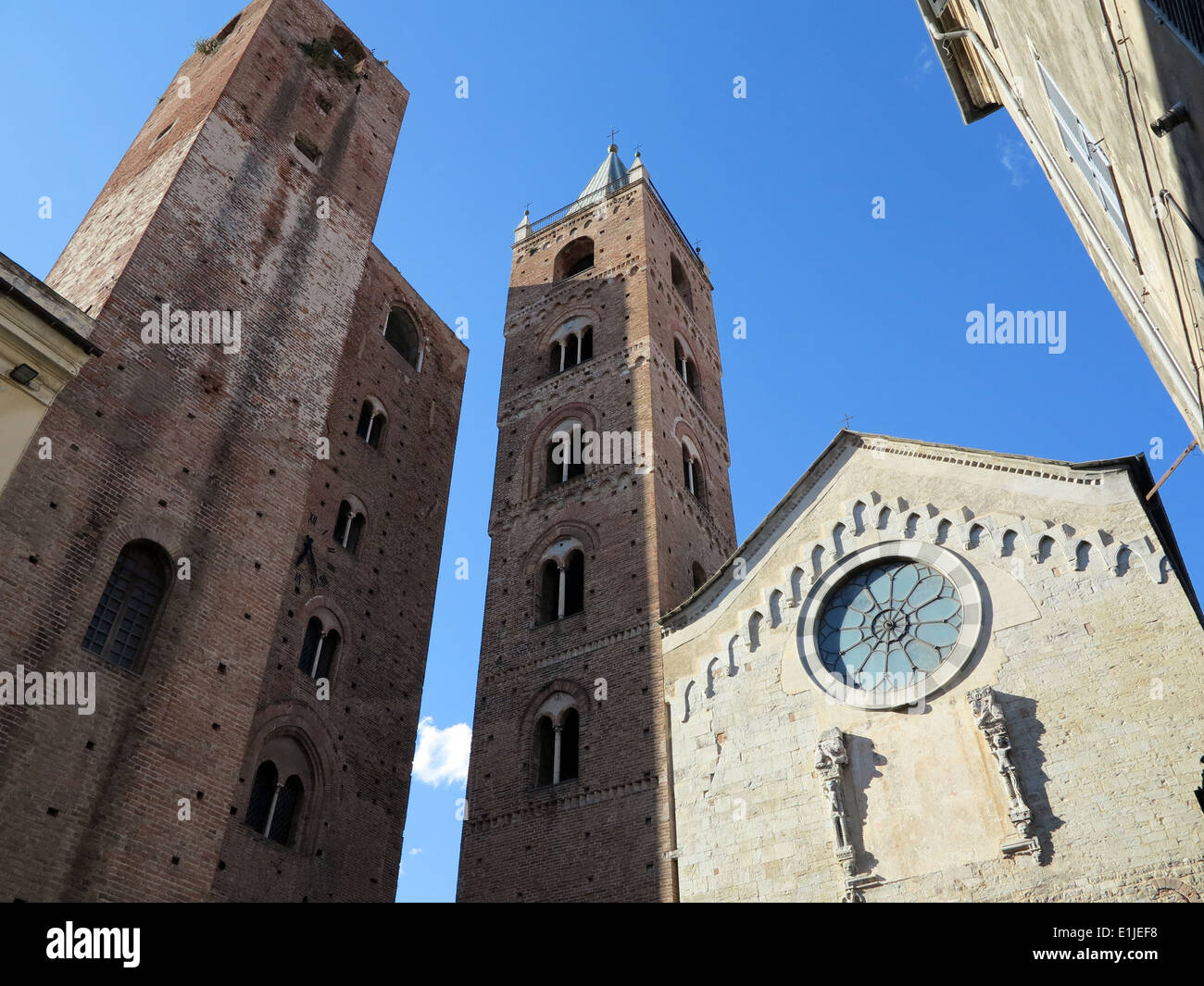 Türme und Kathedrale von Albenga. Stockfoto