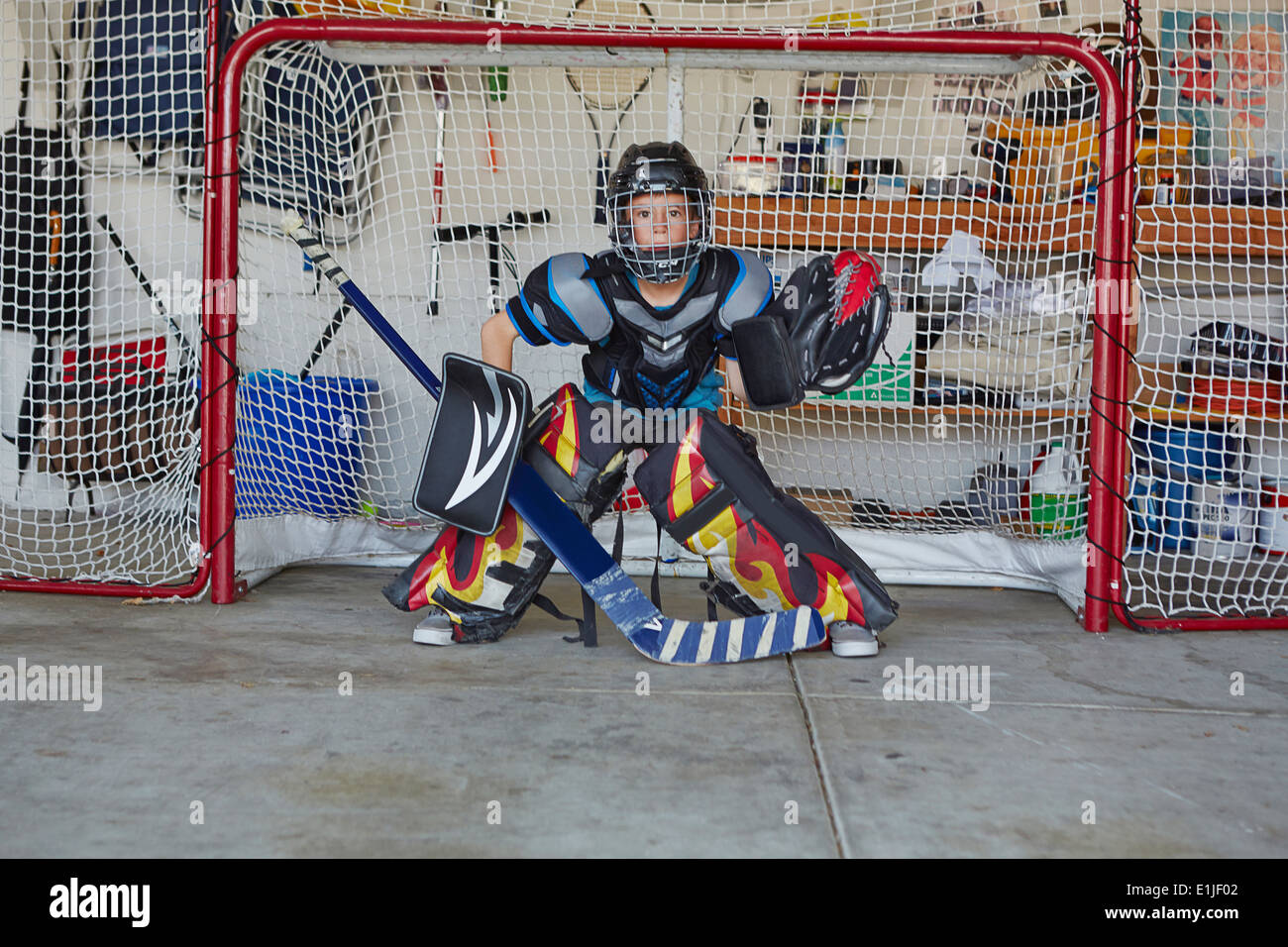 Junge im Hockey Tor tragen schützende Sportbekleidung Stockfoto