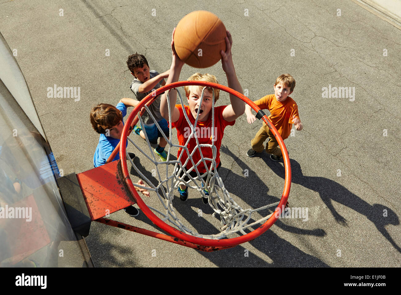 Jungen spielen Basketball, hoher Winkel Stockfoto