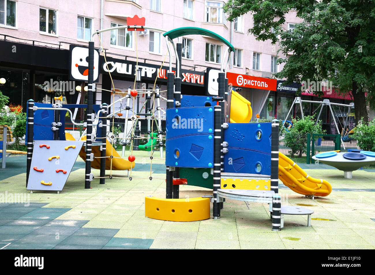 Moderner Spielplatz für Kinder bis 16 Jahre. An der wichtigsten Fußgängerzone historischen Straße Bolshaya Pokrovskaya am 1 Juni 201 offen Stockfoto