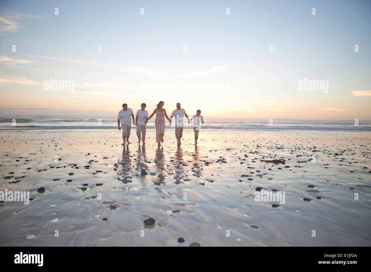 Familienholding Hände am Beach, Kapstadt, Südafrika Stockfoto