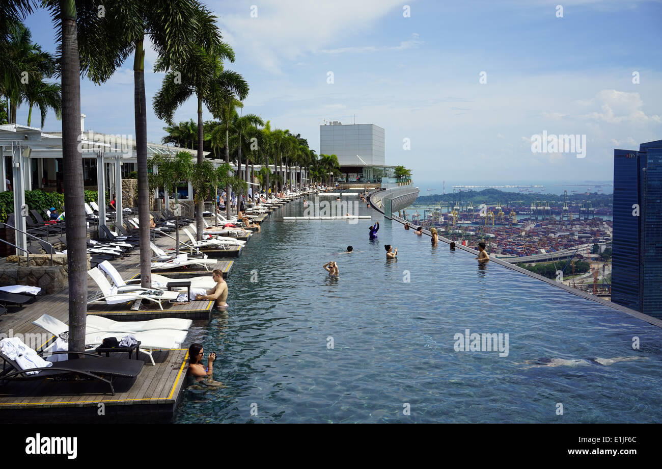 Der Sky Park-Infinity-Pool im 57. Stock des Marina Bay Sands Hotel Stockfoto