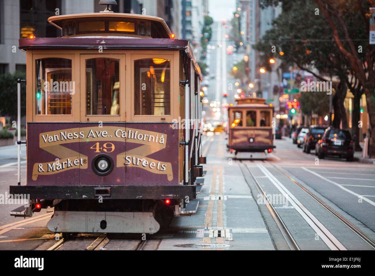 Seilbahnen auf Stadtstraße, San Francisco, Kalifornien, USA Stockfoto