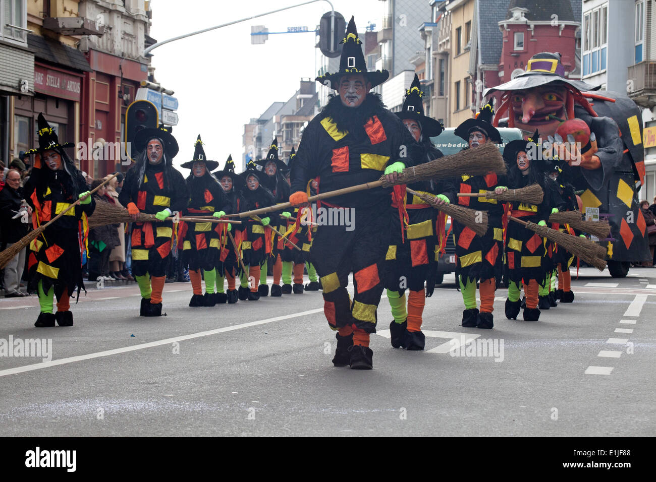 Parade in der Straße in traditionellen Kostümen Hexe mit Besen, Ostende, Belgien Stockfoto