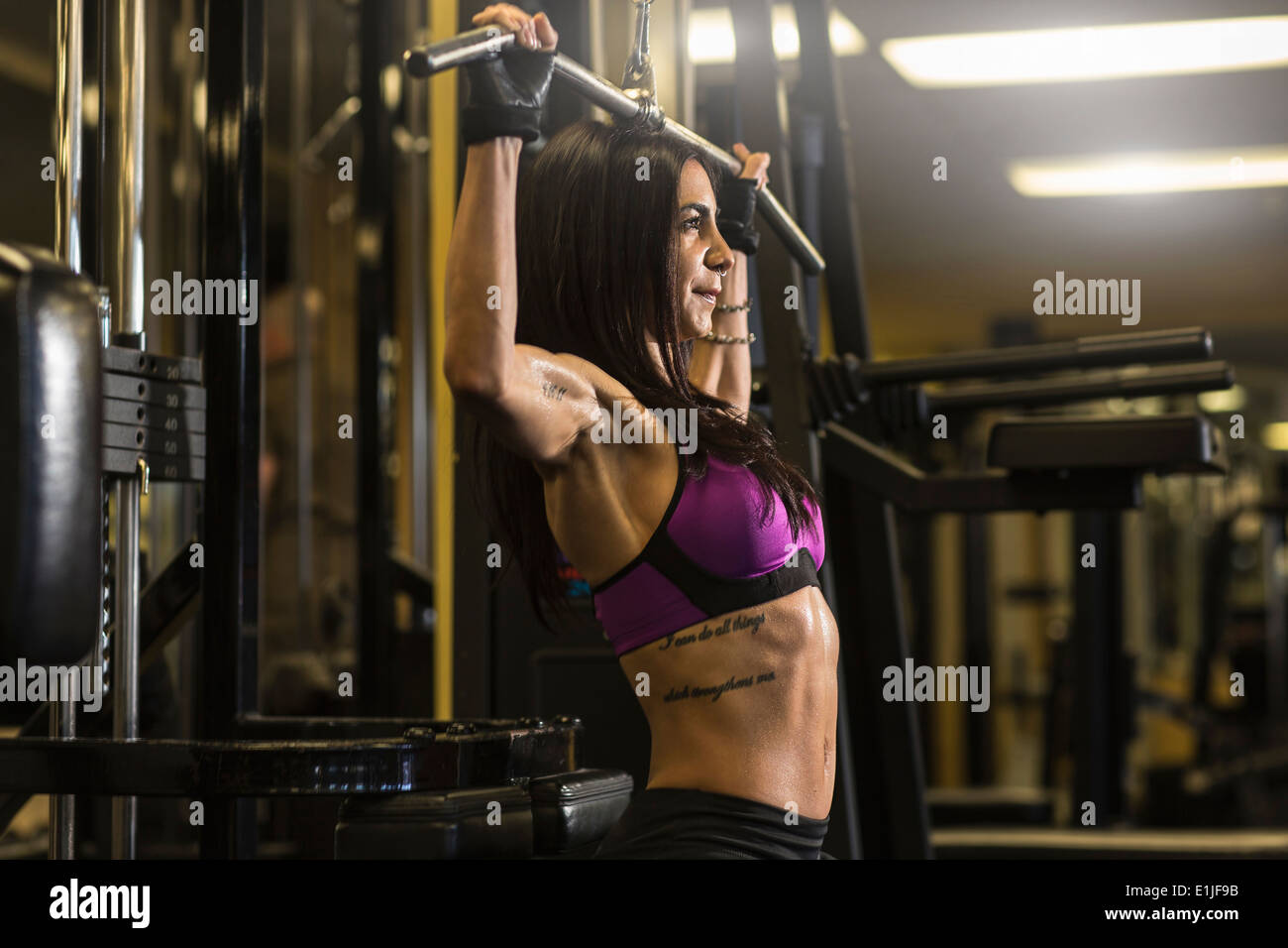 Mitte Erwachsene Frau im Fitnessstudio Brust Übung Stockfoto