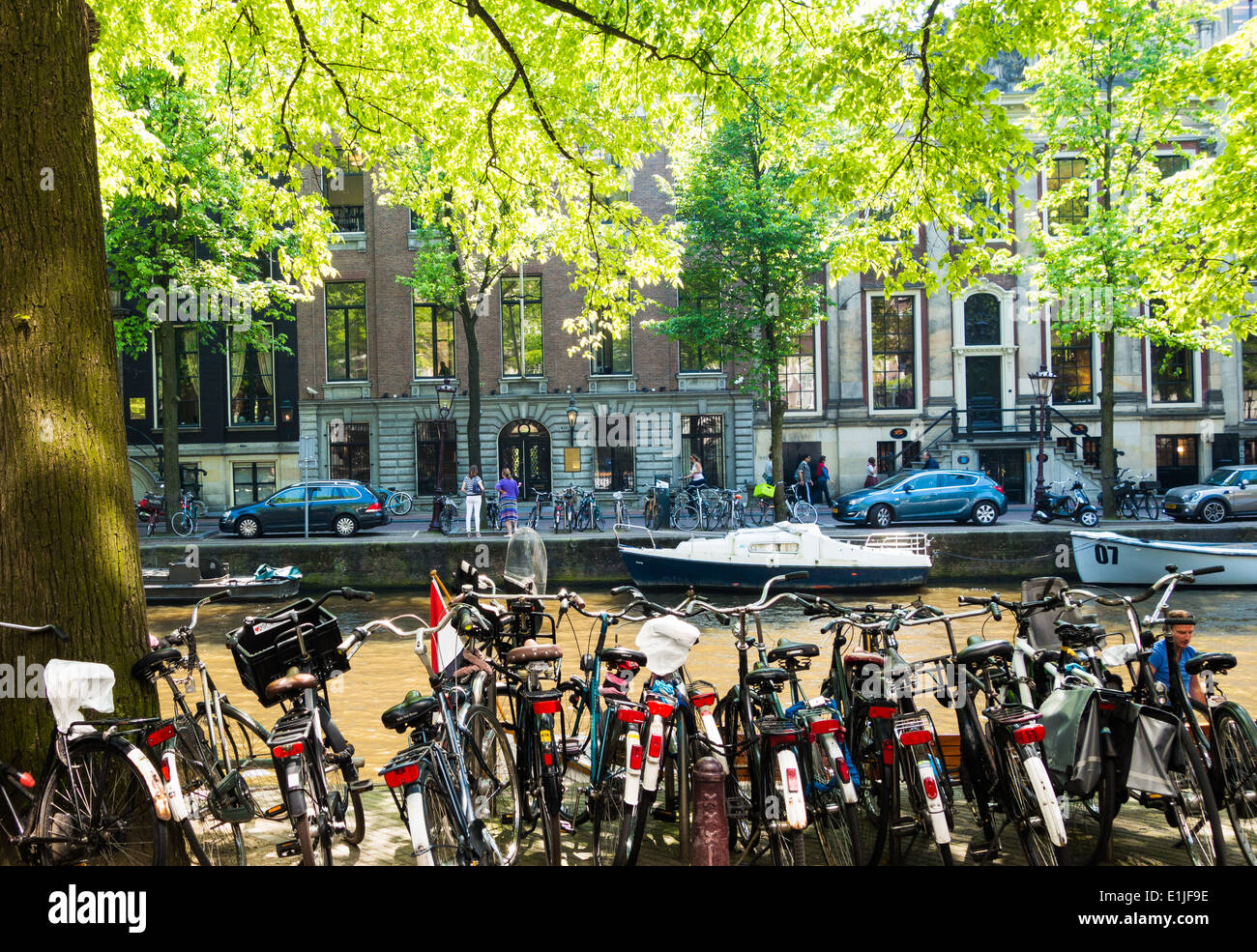 Fahrräder geparkt auf einem Kanal in Amsterdam Niederlande Stockfoto