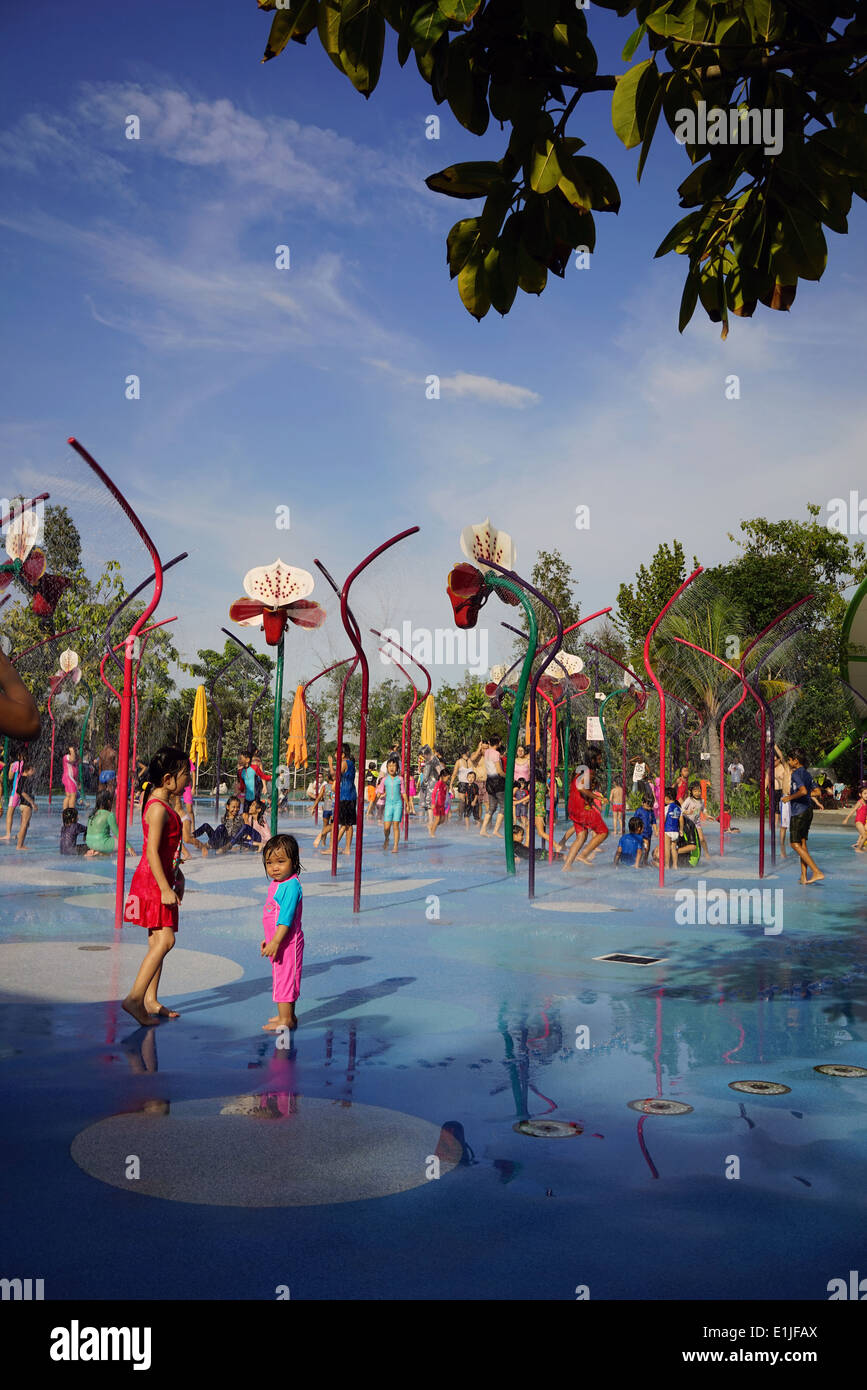 Kinder spielen in den Springbrunnen im Garten in der Bucht von Singapur. Stockfoto