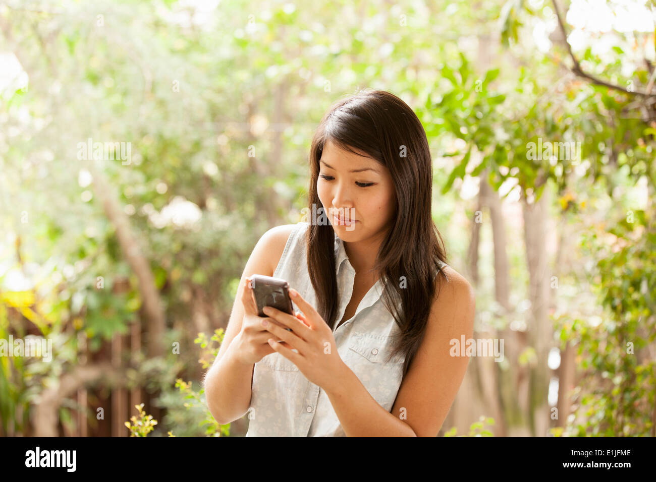 Junge Frau mit Smartphone Stockfoto