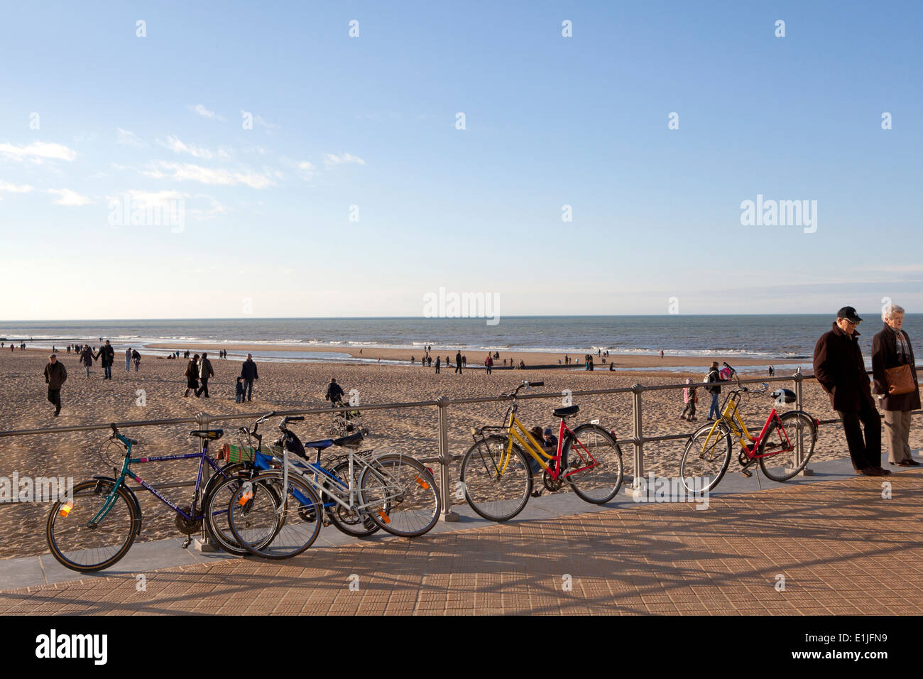 Reihe von Fahrrädern der Strand geparkt, Touristen im Hintergrund, Ostende, Belgien, Stockfoto