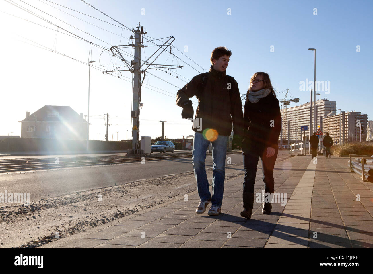 Paar Bummeln auf sonnenbeschienenen Promenade. Oostende, Belgien Stockfoto