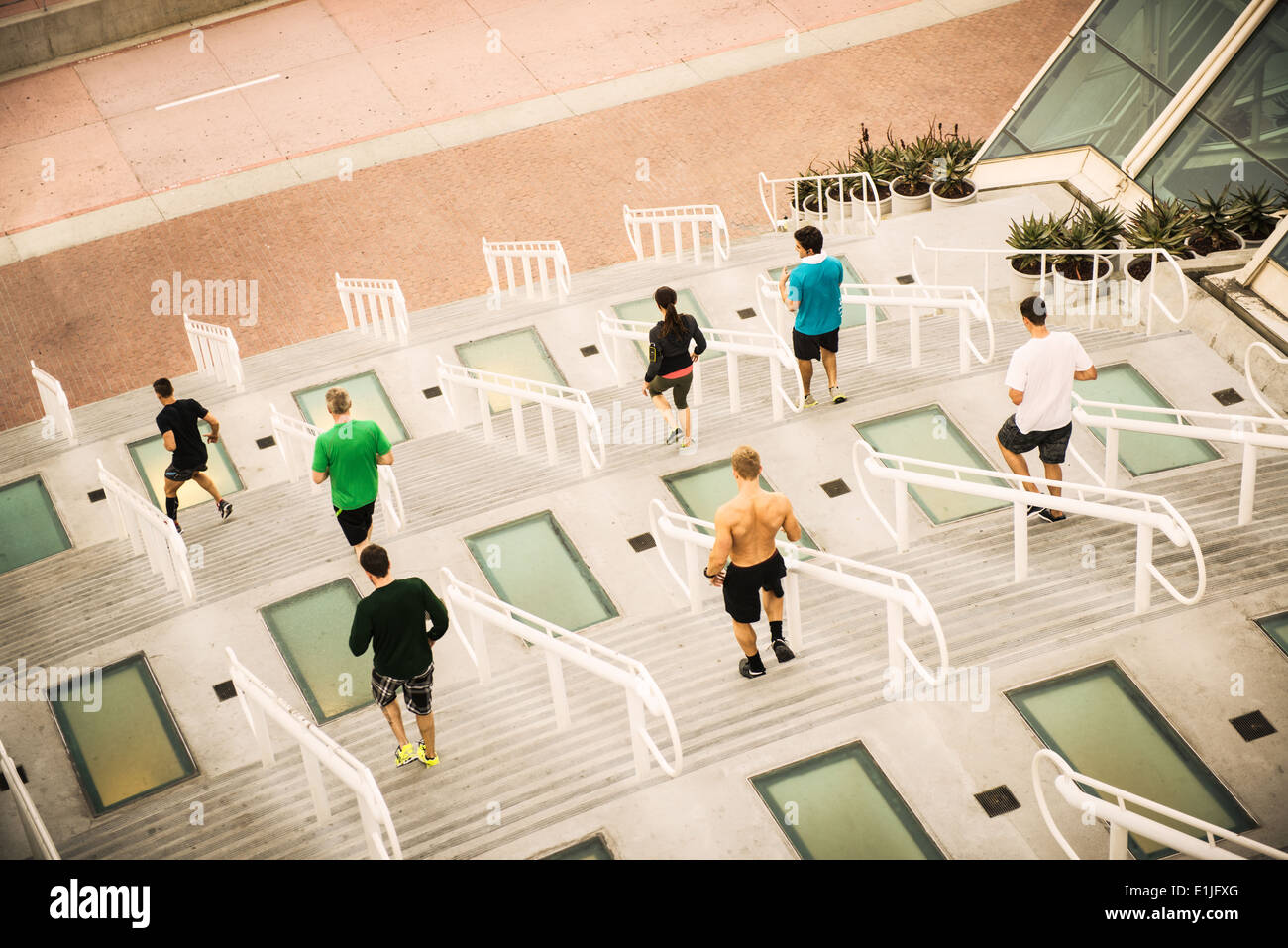 Gruppe von Läufern, die Ausbildung am Kongresszentrum Schritte Stockfoto