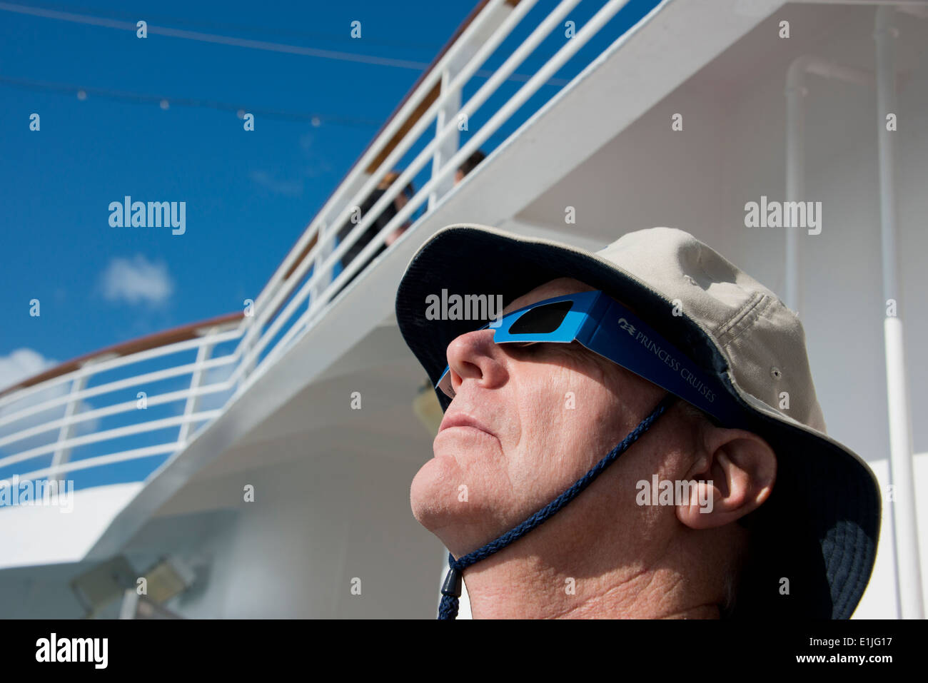 Australien, Western Australia, Kimberley Küste. Kreuzfahrt-Passagiere eine partielle Sonnenfinsternis beobachten. Stockfoto