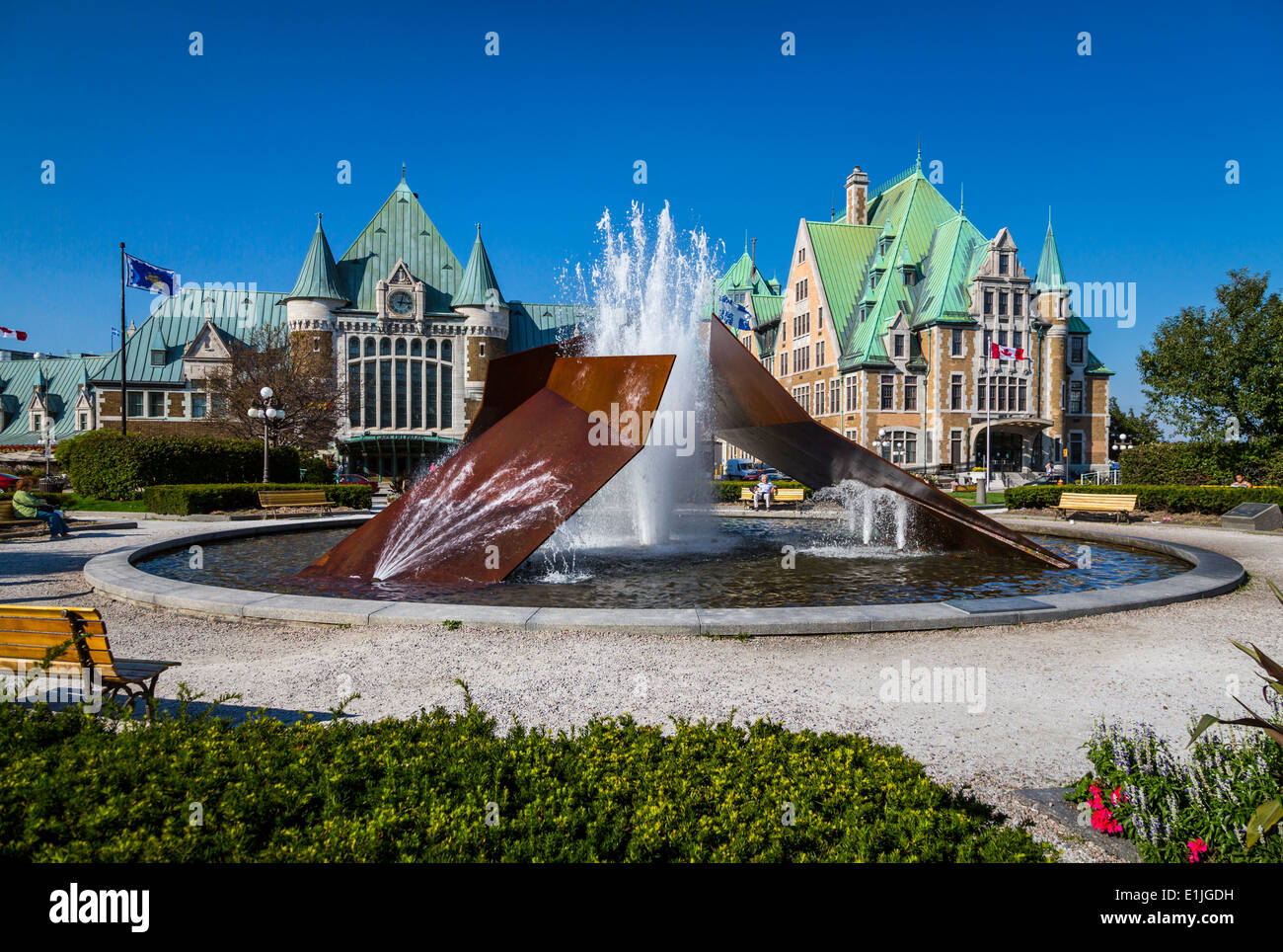 Die CN-Bahnhof und das Gebäude der Regierung von Kanada mit einem dekorativen Brunnen in Quebec Stadt, Quebec, Kanada. Stockfoto