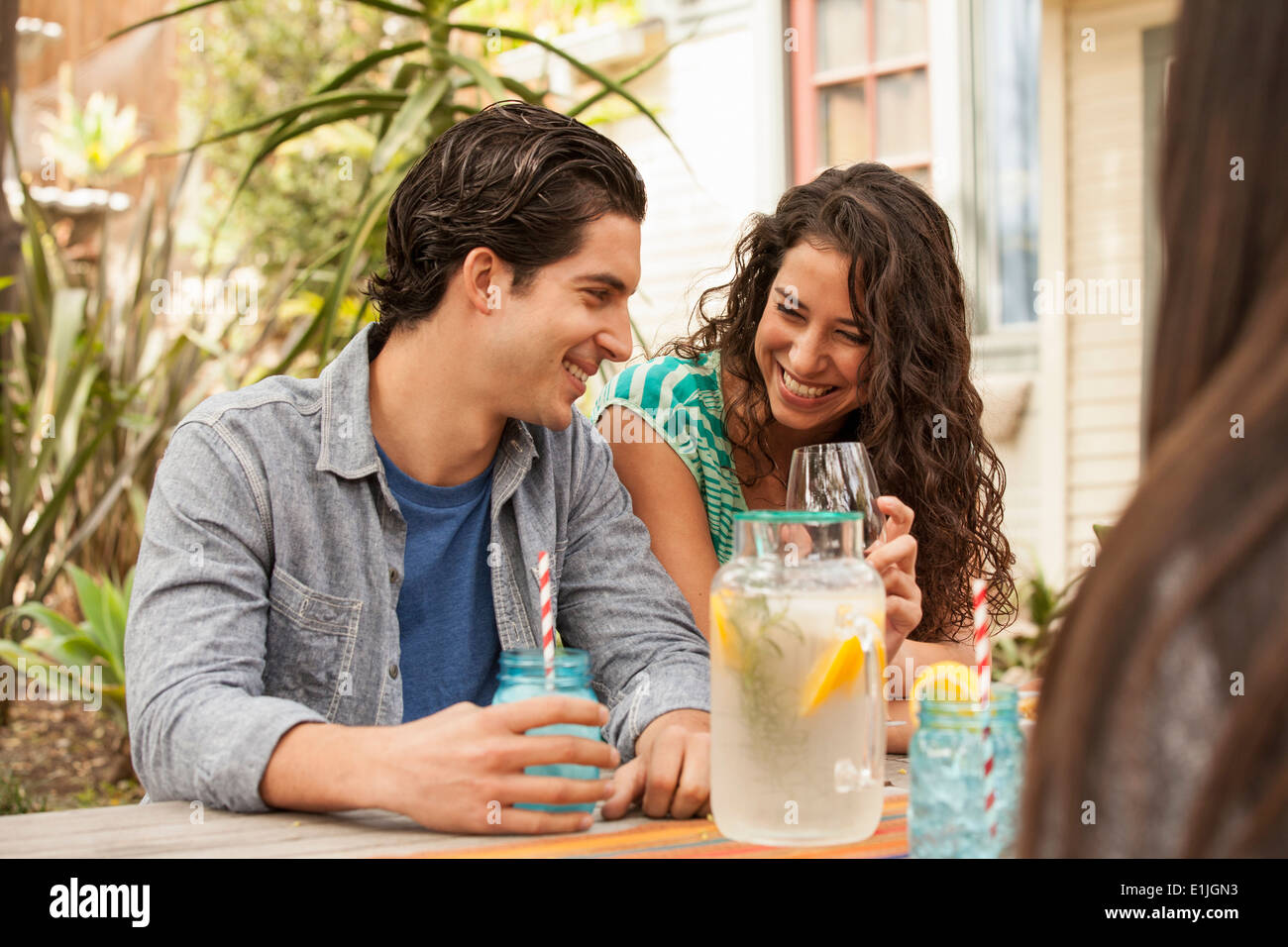 Freunde mit Getränken im Hinterhof Grill Stockfoto