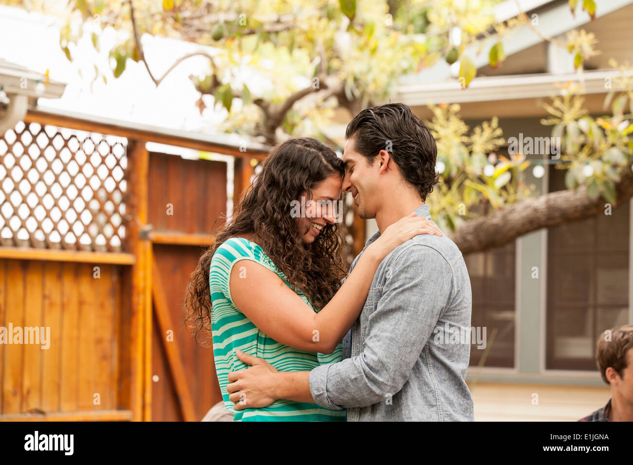 Paar im Garten, von Angesicht zu Angesicht Stockfoto