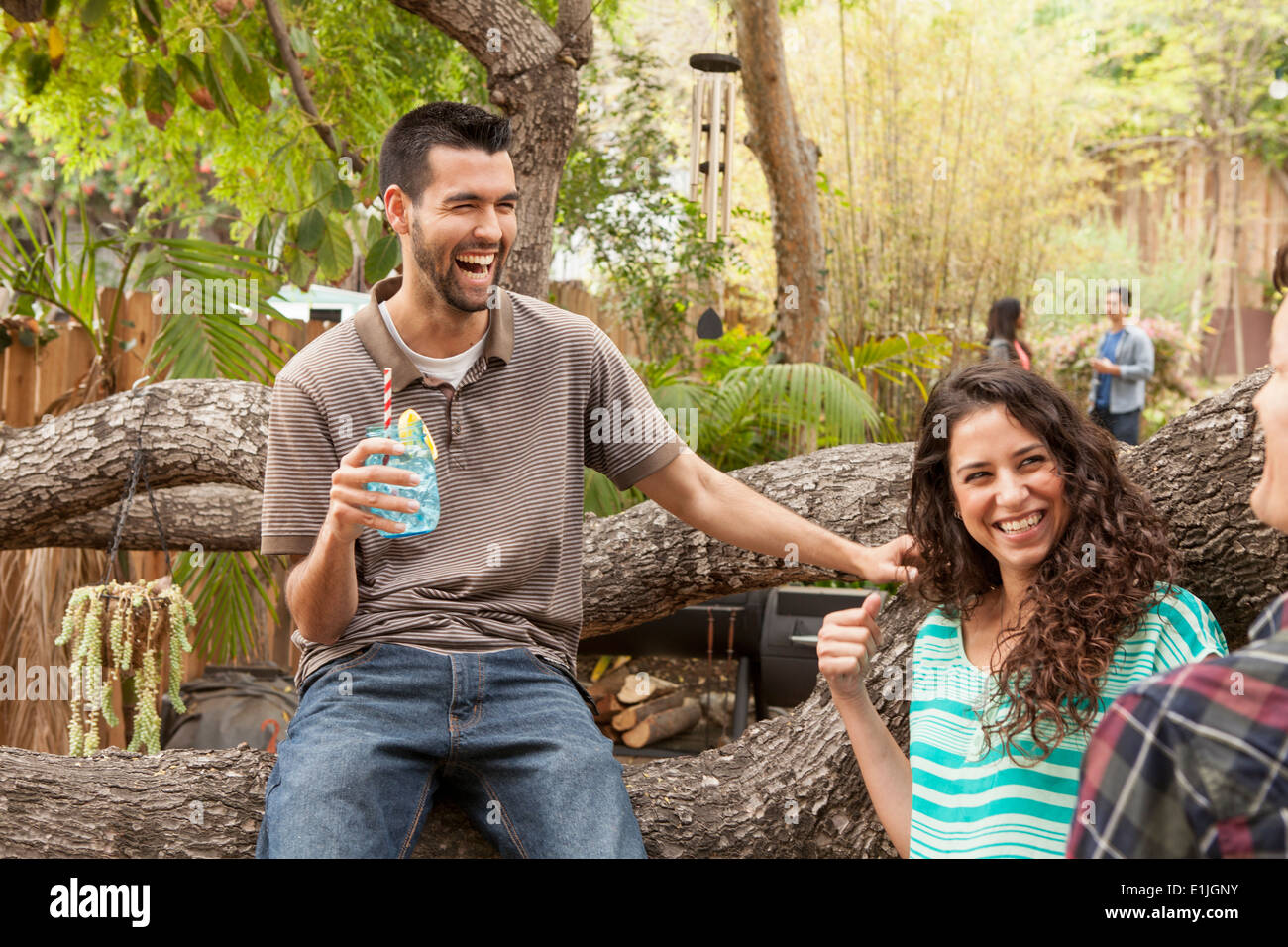Freunde mit Getränken im Hinterhof Grill Stockfoto