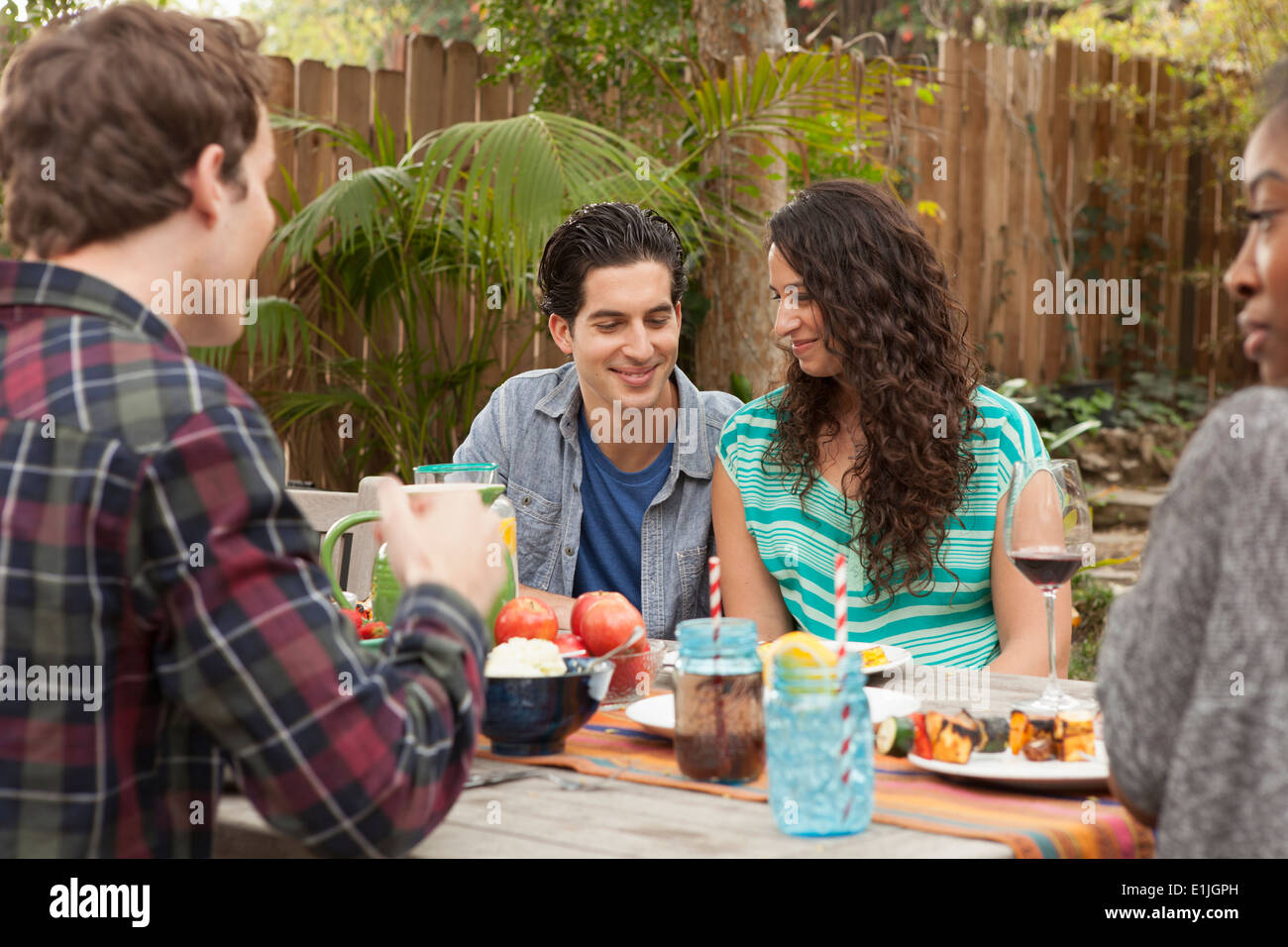Freunde an Tisch Grill Essen teilen Stockfoto