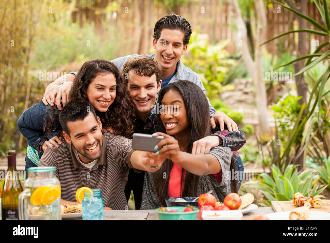 Freunde am Grill, Selbstporträt Foto mit smartphone Stockfoto