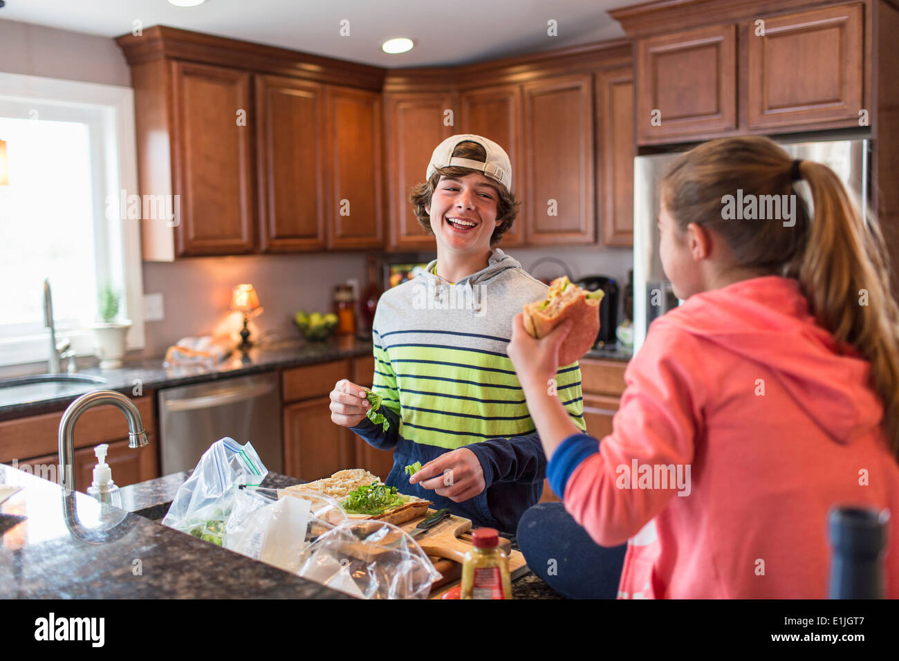 Bruder und Schwester in der Küche und bereitet sandwich Stockfoto